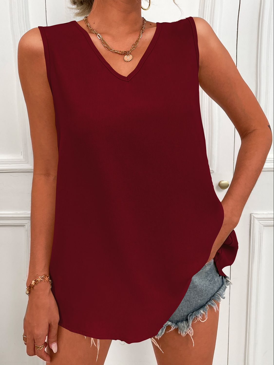 V-Neck Curved Hem Tunic Tank-Nordavory