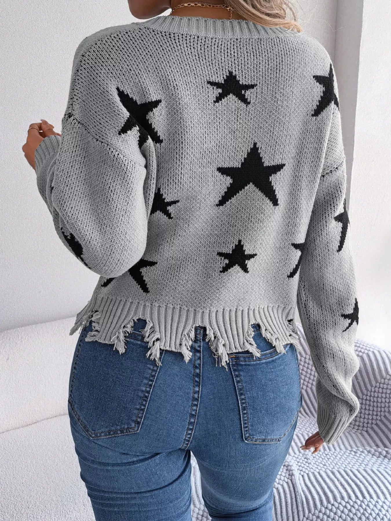 Star Pattern V-Neck Distressed Sweater-Nordavory