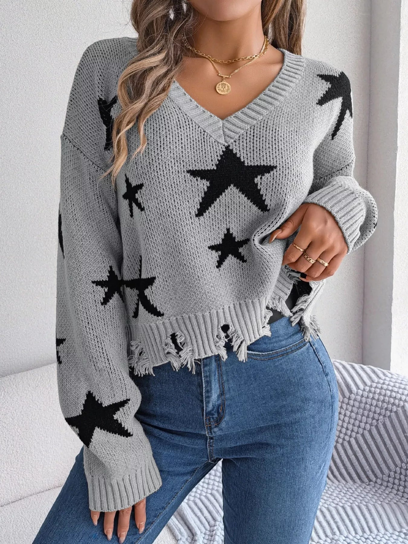 Star Pattern V-Neck Distressed Sweater-Nordavory