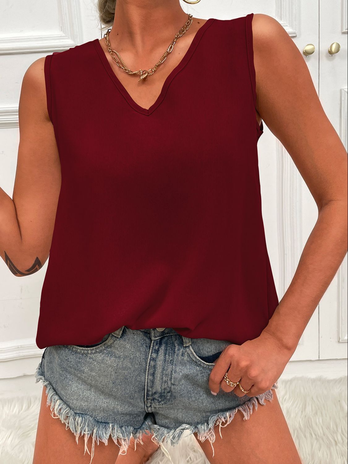 V-Neck Curved Hem Tunic Tank-Nordavory