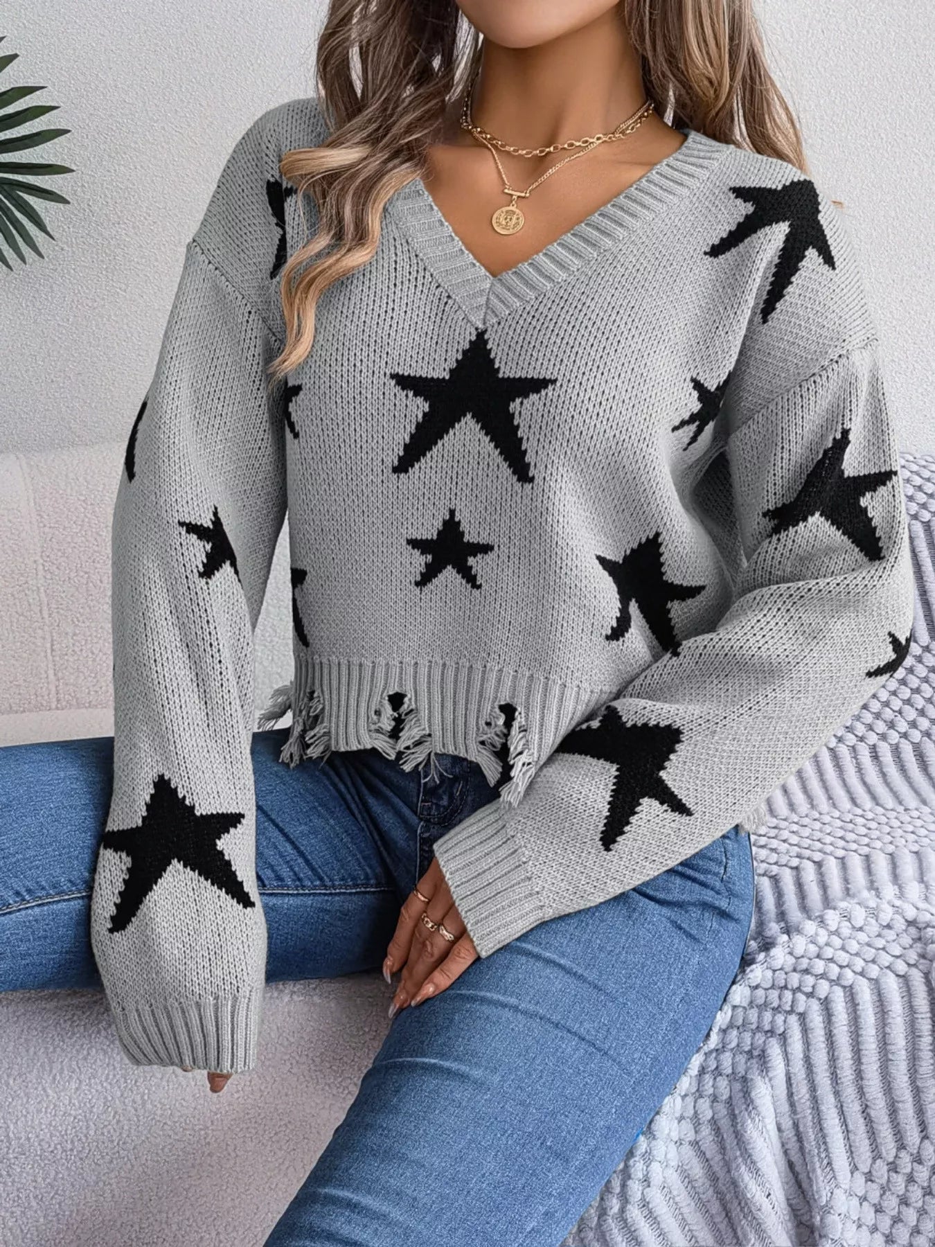 Star Pattern V-Neck Distressed Sweater-Nordavory