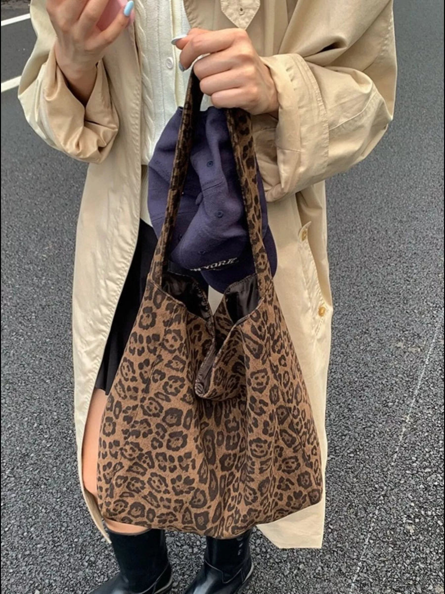 Chic Shoulder Bag for Casual Style-Nordavory