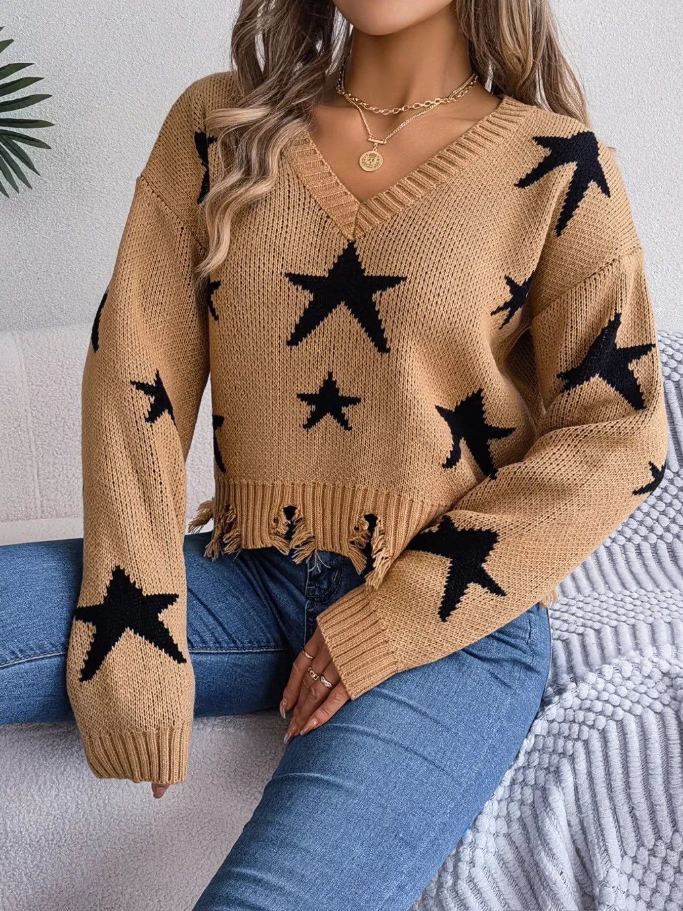 Star Pattern V-Neck Distressed Sweater-Nordavory