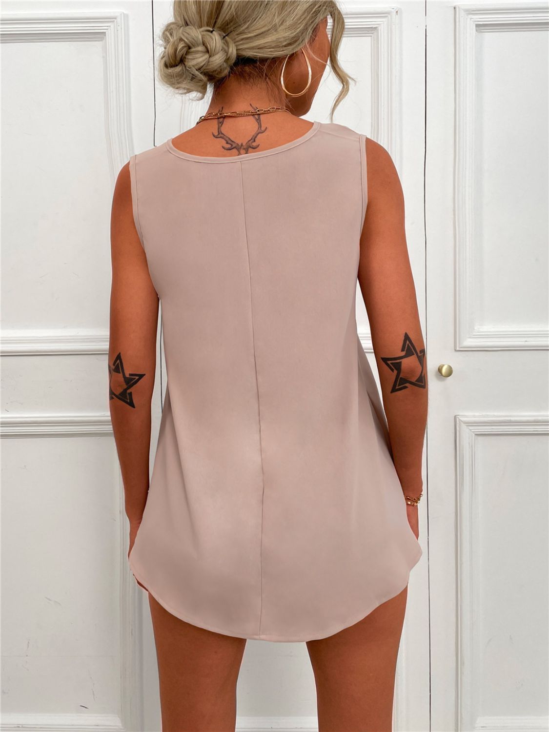 V-Neck Curved Hem Tunic Tank-Nordavory