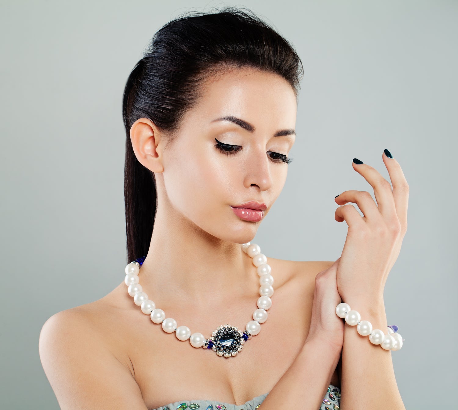 perfect-young-fashion-model-woman-with-makeup-jewelry-necklace-bracelet-Nordavory